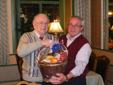 Geschenke und gute Wünsche für 45 Jahre Treue zur SPD erhiel Alois Kleinod (links) vom Vorsitzenden Wilibald Ferstl.